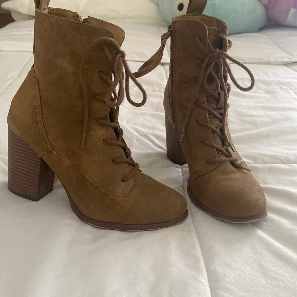SUEDE BROWN HEEL ANKLE BOOTIES